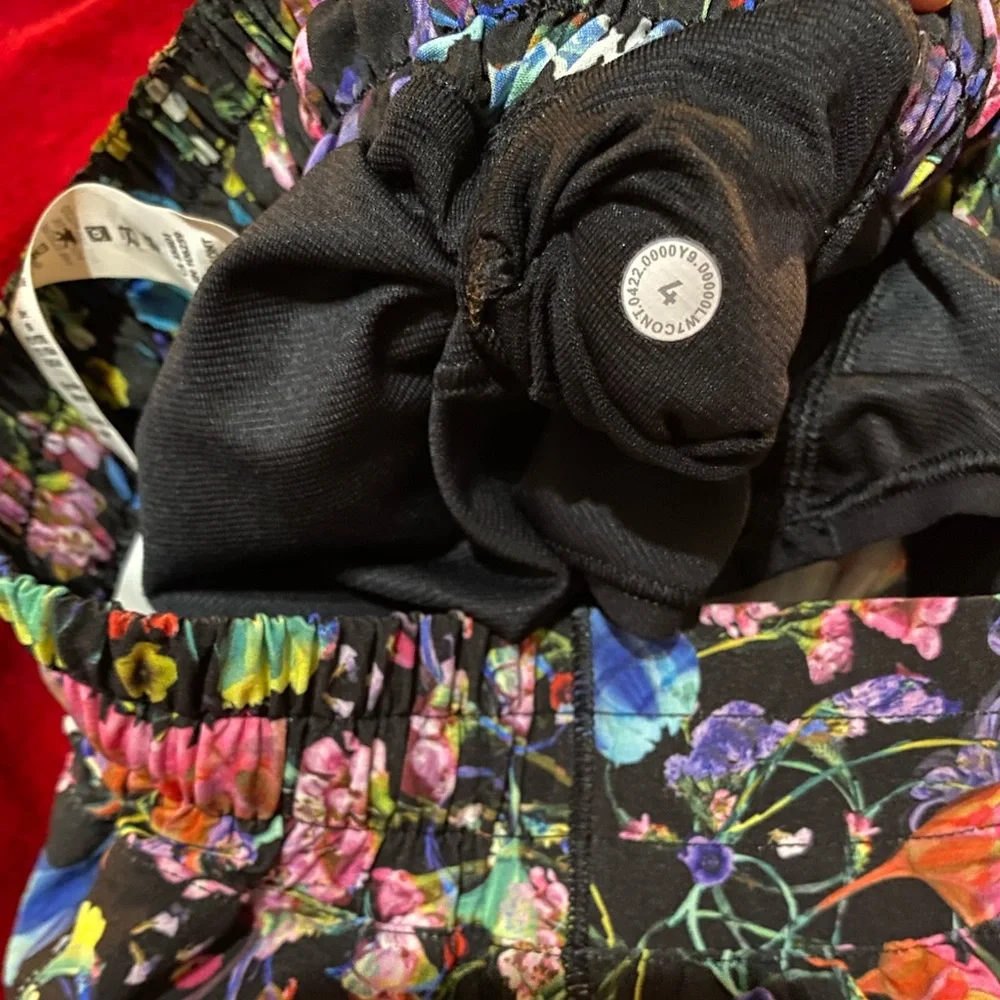 NEW SZ 4 Lululemon Hottie Hot LR Shorts Cute Floral Design Inner Lining Cute 🍋 - Picture 6 of 11